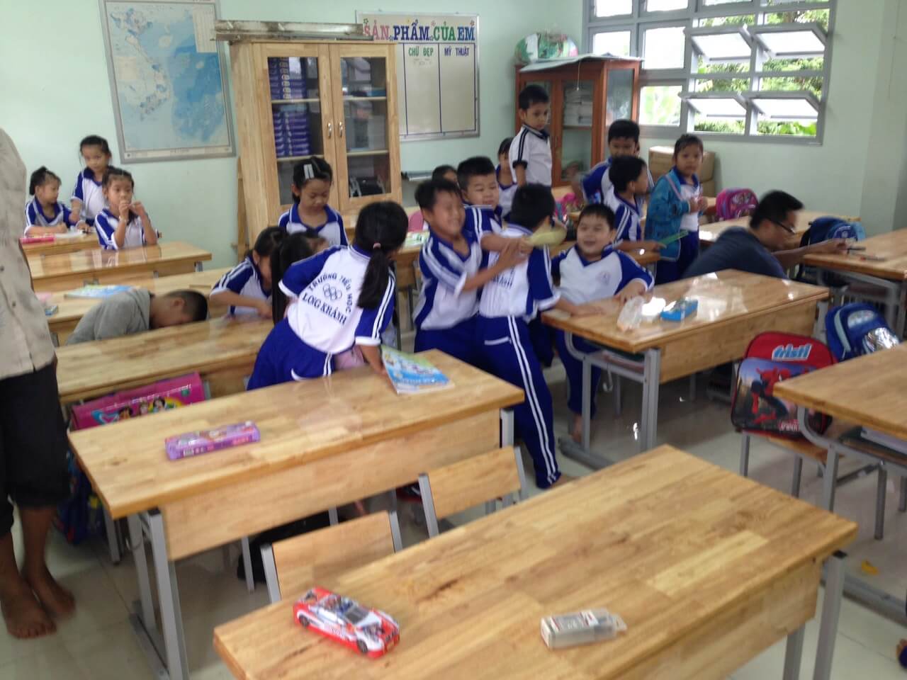 Sự thật cực sốc về bàn ghế học sinh trường học giá rẻ có thể bạn chưa biết